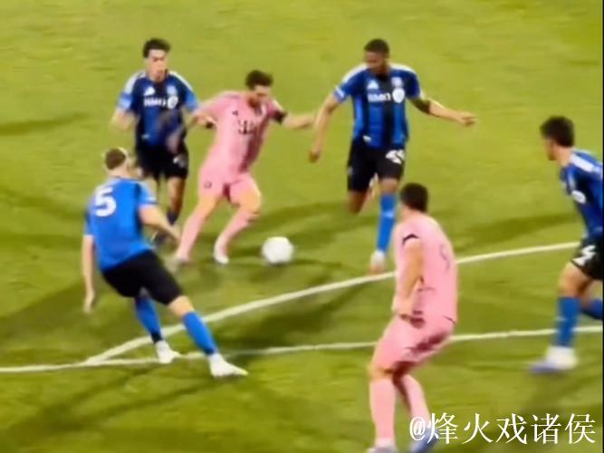 梅西凌空爆射踢向高层看台，皮球弹回低层看台